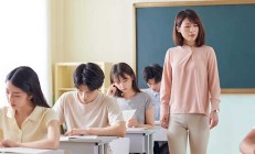 梦见去上教室上课(梦见去教室上课没有我的课桌椅)