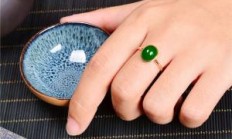 梦见捡到金链子和玉石戒指(梦见捡到黄金项链和玉坠)