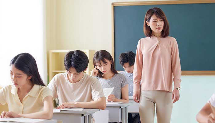 梦见去上教室上课(梦见去教室上课没有我的课桌椅)